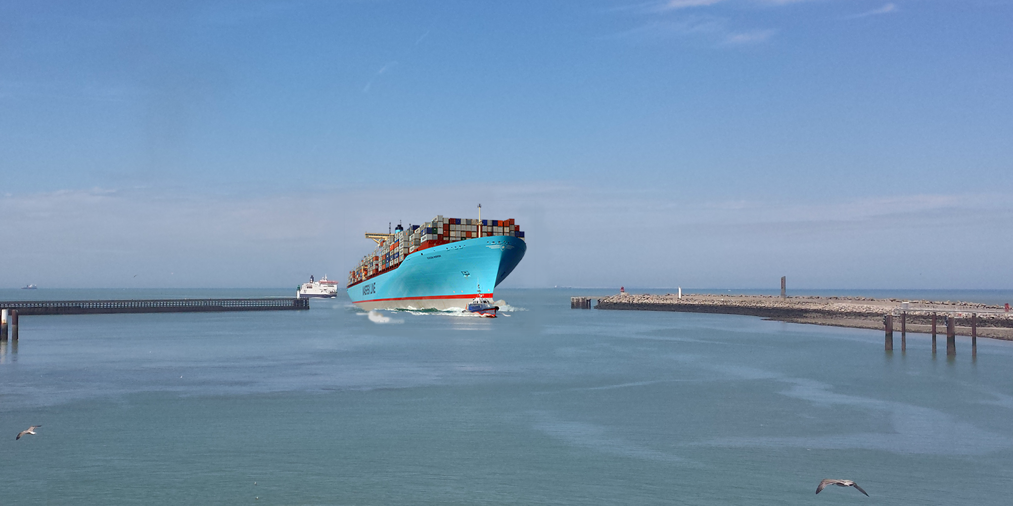 entrée dans le port d'un porte container